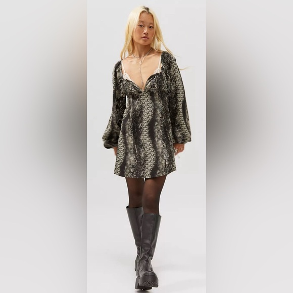 UO Vivienne Printed Long Sleeve Mini Dress Size XS - Picture 1 of 6